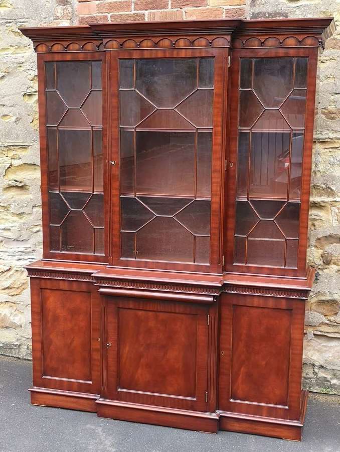 Georgian Style Mahogany Three Door B/front Bookcase / Display Cabinet