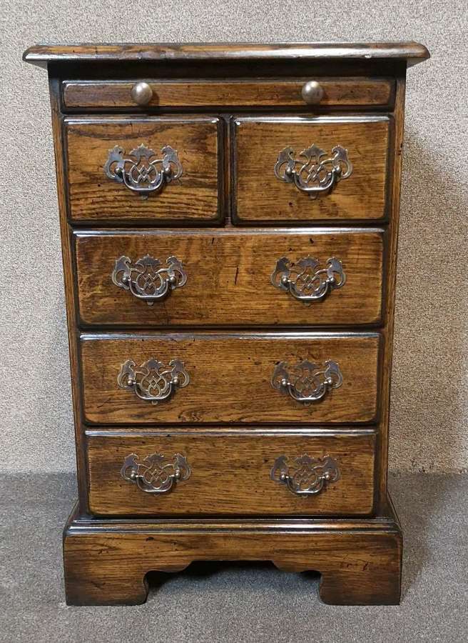Small Oak Reproduction Chest of Drawers / Bedside Chest