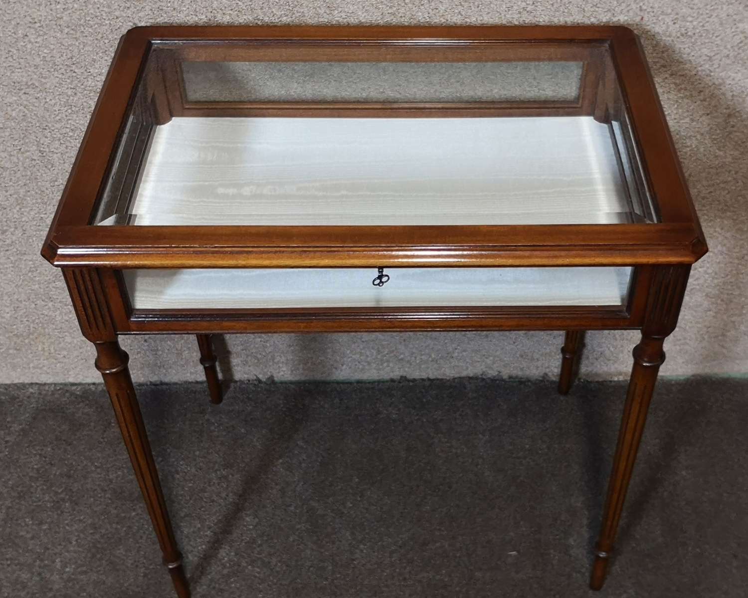 Reprodux Bevan Funnell Mahogany Bijouterie Curio Table
