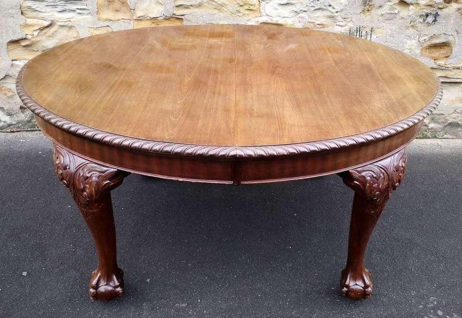 Mahogany Chippendale Style Ball and Claw Extending Dining Table - 8 Se