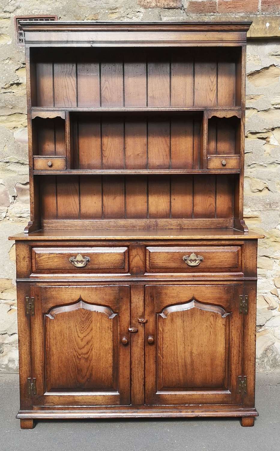 A good quality oak dresser and rack from Titchmarsh & Goodwin RL19855